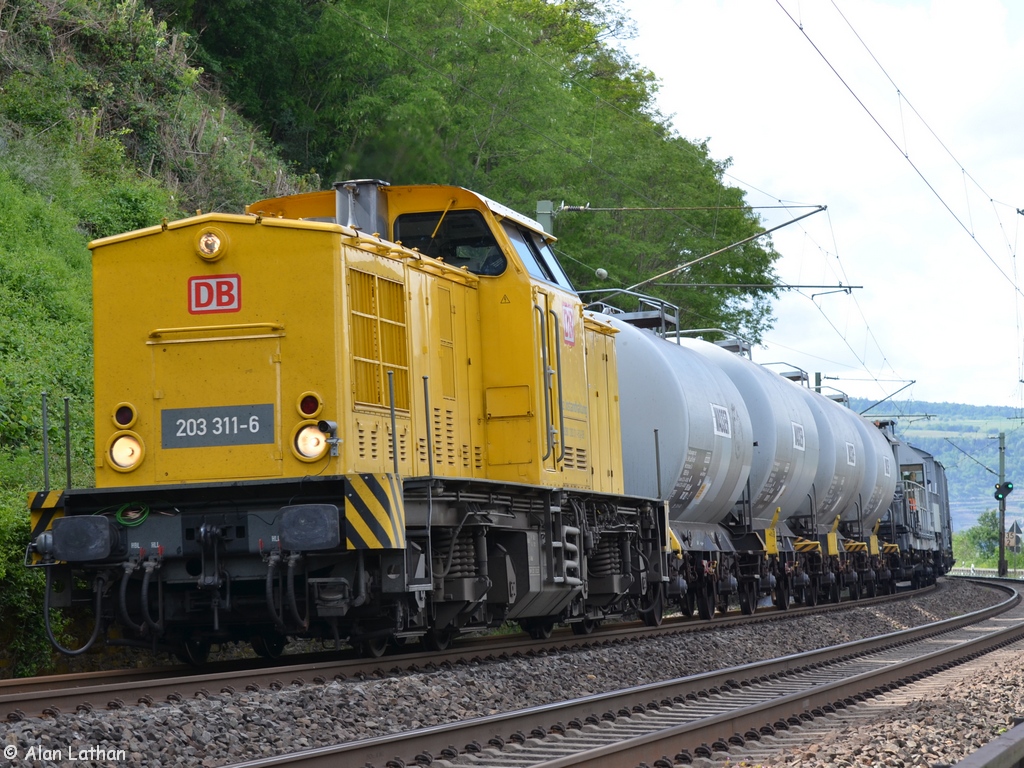 203 311 Engelsburg Opp Kaub 12 May 2014
after a mad dash from Oberwesel, the weedkiller train with 203 313 at the rear
