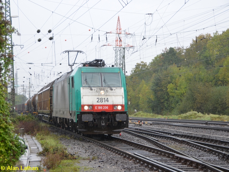 SNCB 2814 Gremberg 8 Oct 2014
E186 206
After an hour under a brolly it was time to leave. I enjoyed the soaking all the same!
