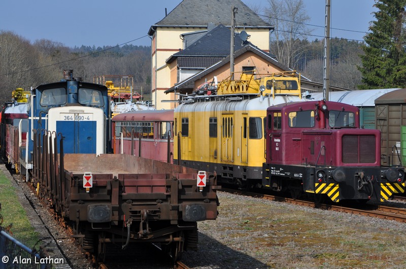 364 890 HWB Hermeskeil 6 Apr 2012
plus HWB VL3 'Molli II' and 701 073-9, the yellow TTW
