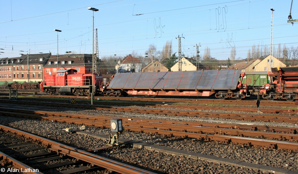 294 903 EOS 31 Jan 2014
with an oversize sheet of steel on a Slps wagon
