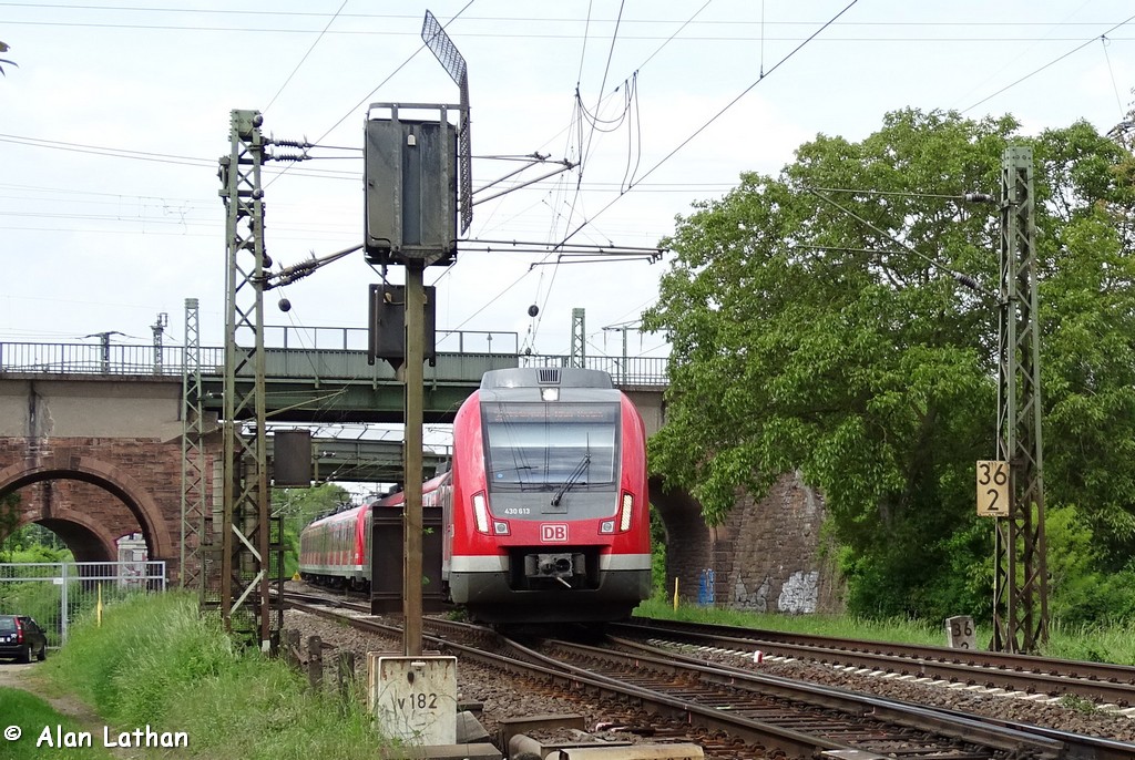 430 613 Wi-Ost 12 May 2015
unusual in that it approached from Wi-Ost station on the left track and is seen here switching over. With 430 657, 616
