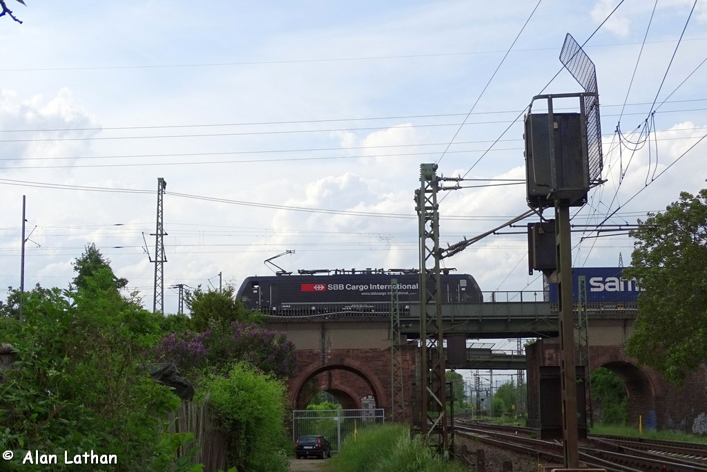 189 112 Wi-Ost 12 May 2015
on hire to SBB, towards Kaiserbrücke and left side of the Rhine
