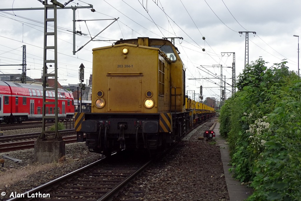 203 304 FFS 27 May 2015
with a few long lengths of rail.
