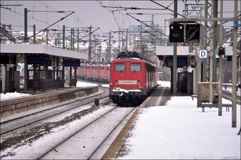 Lokzug Kornwestheim-Seelze durch FFS 13 Jan 2010
139 132/222/562; 140 013/043/169/217/218/261/368/450/495/528/535/585/678/716/811/821 und 861. Zugloks waren die 140 811 und 861. Zugnr. 69557
